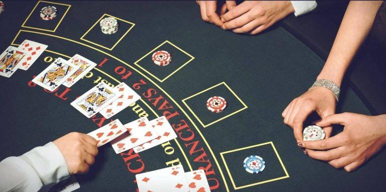 Có Bao nhiêu bộ bài được dùng trong trò BlackJack ?